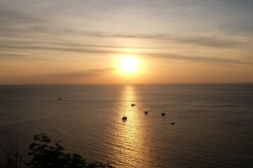 Obraz premium Beautiful ocean sunset light, golden hour