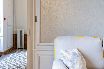 Un appartement de luxe récemment rénové, présentant un intérieur moderne et élégant avec des...
