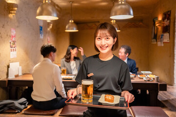 居酒屋のホールで働く若い女性