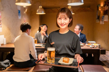 居酒屋のホールで働く若い女性
