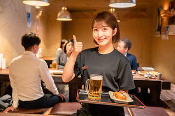 居酒屋のホールで働く若い女性