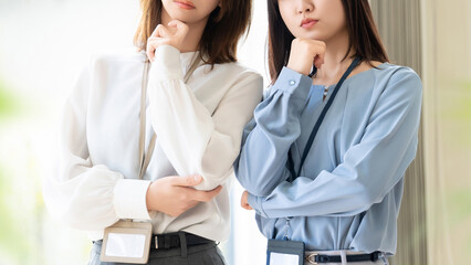 考える2人の女性・ビジネスウーマン