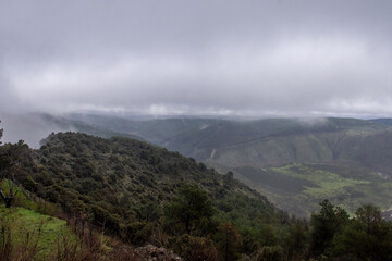 Naklejka premium Paisaje de la sierra de Madrid con nubes en invierno