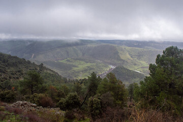 Paisaje de la sierra de Madrid con nubes en invierno