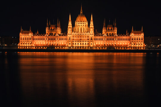 hungarian parliament at night