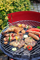 grill mit würstchen und fleisch