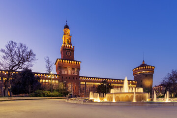 Fototapeta premium Sforza castle ( Castello Sforzesco ) at night, amazing Italian castle with fountain illuminated, Milan , Italy.