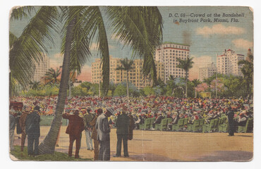 Crowd at the Band Shell in Bayfront Park" – Miami, Florida, 1940s-50s. Vintage postcard