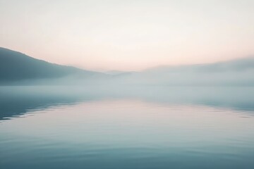 Obraz premium 穏やかな湖面に広がる霧が浮かぶ静かな朝の光景