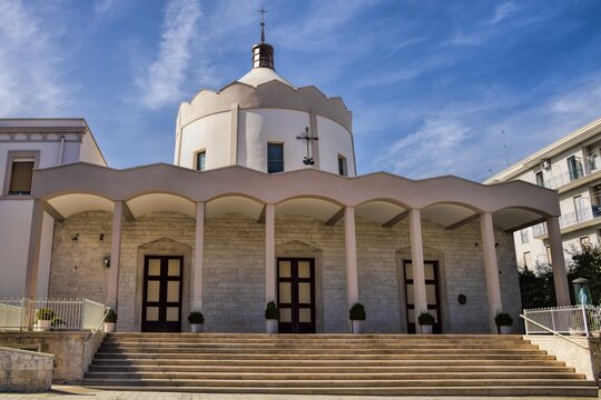 martina franca, italien - kirche mit s&auml;ulen in der neustadt