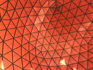 Cúpula de color naranja y estructura poligonal