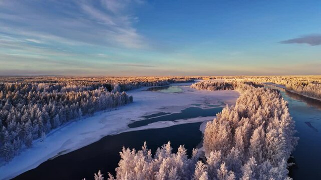 Drone coucher de soleil sur lac g&eacute;l&eacute; et for&ecirc;t Laponie Finlandaise