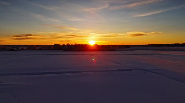Drone coucher de soleil sur rivi&egrave;re et for&ecirc;t Laponie Finlandaise