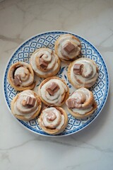 Cinnamon Rolls con glaseado de Kinder en un plato de cocina. Receta. 