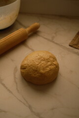 Masa de harina sobre mesa de cocina. Postre. Cocinar. 