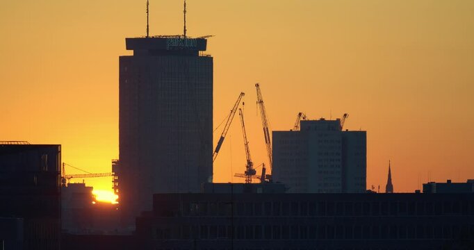 Berlin, Sonnenaufgang. Baukran