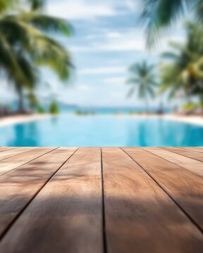 Une terrasse en bois avec un arri&egrave;re-plan flou repr&eacute;sentant une piscine dans un h&ocirc;tel en &eacute;t&eacute;, concept de vacances de luxe dans un climat tropical.