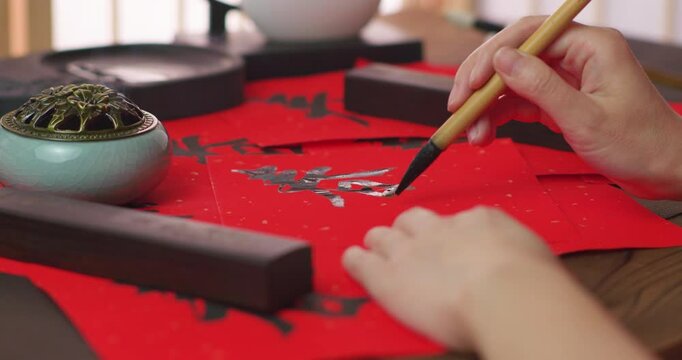 In spring, Chinese people write calligraphy to depict the Spring Equinox.