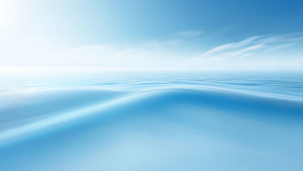 光が差し込む静かな波のある海と空の風景