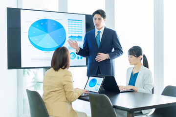 会議室でミーティングをするビジネスパーソン