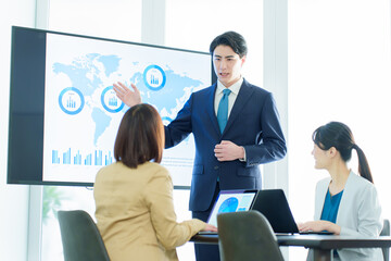 会議室でミーティングをするビジネスパーソン