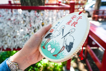 神社で手に取る安産祈願の絵馬