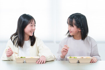 食堂でご飯を食べる女の子