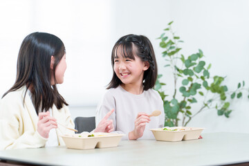 食堂でご飯を食べる女の子