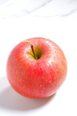 ツヤのある外観が美味しそうな、りんご
