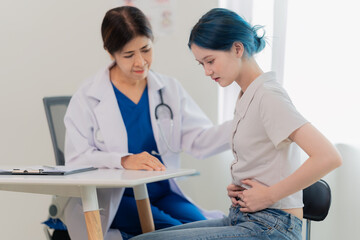 Obraz premium Old Asian female doctor giving advice to young woman about his various diseases, medical health concept