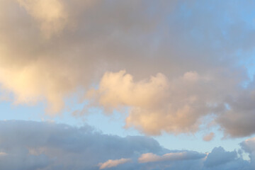 Obraz premium Dynamic clouds in a bright sky during golden hour