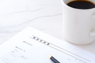 コーヒーを飲みながら、転職活動に欠かせない職務経歴書を作成しているイメージ
