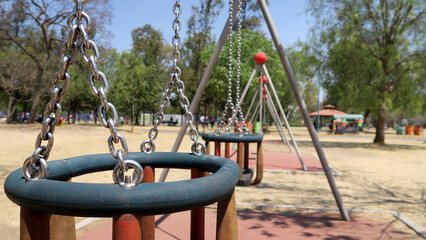 Obraz premium empty swing in the park in the spring 2025