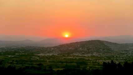 Obraz premium Sunrise over the mountains from Cuernavaca City