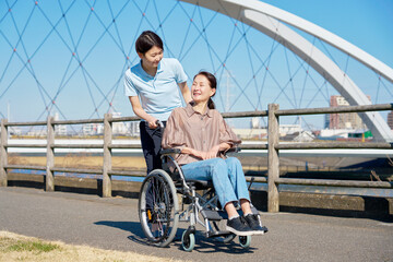 車椅子に乗った女性と介護士