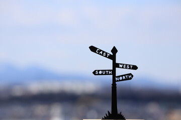 方角を示す風景