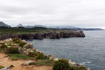 Obraz premium Coastal cliffs by the sea on a cloudy day