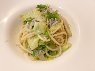 釜揚げしらすと春キャベツのガーリックソースパスタ