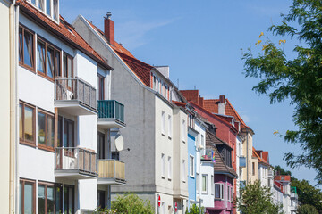 Obraz premium Häuserzeile, bunte Reihenhäuser , Wohngebäude, Findorff, Bremen, Deutschland
