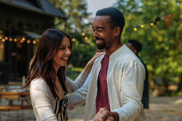 Obraz premium Couple laughing as they enjoy a dance together