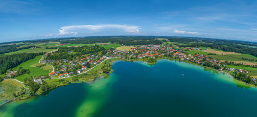 Obraz premium Das bayeriche Alpenvorland im Chiemgau bai Seeon aus der Vogelperspektive