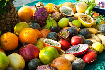 fruits frais exotiques sur un marché des Antilles