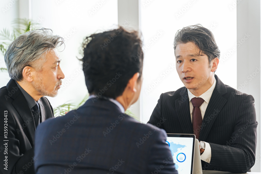 Aufkleber ビジネス、経営、経営者、社長、商談、相談、会議、ミーティング、男性、ミドルエイジ、中高年、中年、シニア、エグゼクティブ、リーダー、管理職、上司、CEO、役員、重役、コンサルタント、コンサルティング、アドバイザー、プランナー、マネジメント、ビジネスマン、ビジネスパーソン、企業、会社員、サラリーマン、日本人、シリアス、グループ、チームワーク、取締役会、打ち合わせ、同僚、顧客、オフィス、説明、営業、50