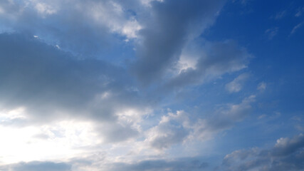 Obraz premium Cloud sky background with sun on horizon. Sunset sky texture background. Abstract scene, view, cloud, sunlight, travel, landscape, nature, horizon scenic concept for texture, web and wallpaper.