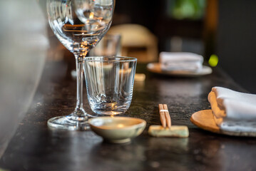 Une table élégamment dressée dans un restaurant japonais haut de gamme, offrant une présentation raffinée de plats traditionnels et modernes.