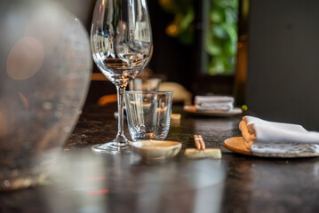 Une table élégamment dressée dans un restaurant japonais haut de gamme, offrant une présentation raffinée de plats traditionnels et modernes.