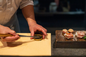 Chef talentueux préparant des sushis raffinés dans un restaurant haut de gamme, mettant en avant...