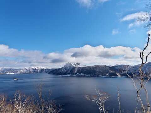 Eastern Hokkaido: Snow trekking on the outer rim of Lake Mashu in winter