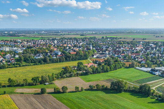 Das herbstliche Wertachtal bei Augsburg-Inningen in Schwaben aus der Vogelperspektive