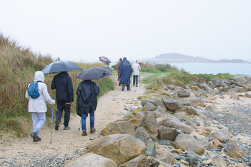 Groupe de randonneurs seniors en Bretagne